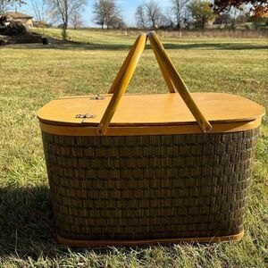 Vintage LARGE‎ Gorgeous Brown Checkered  Picnic Basket Straw Woven Wicker